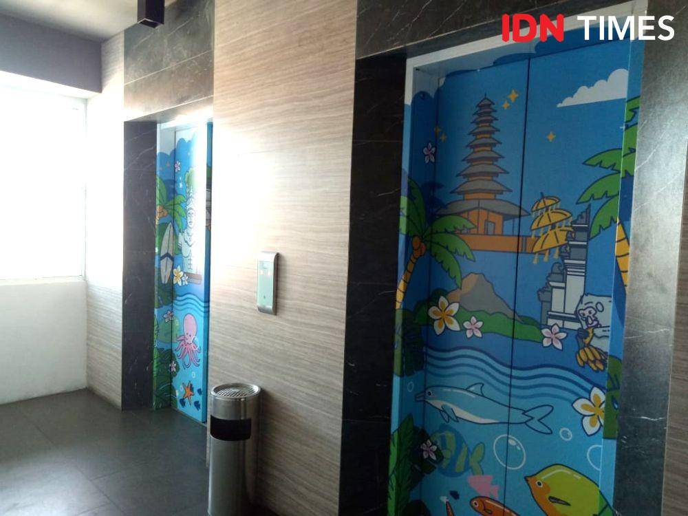 Pintu lift pun bergambar wisata-wisata Bali. IDN Times/Izza Namira