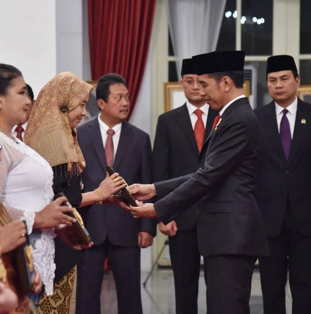 Dampingi Keluarga KH Masjkur Terima Penghargaan, Khofifah: Teladani!