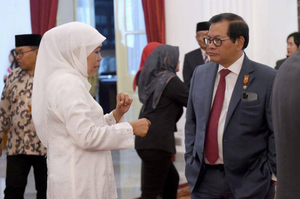 Gubernur Jatim Khofifah Indar Parawansa (kiri) berbincang dengan Sekretaris Kabinet Pramono Anung saat penganugerahan pahlawan nasional di Istana Merdeka, Jumat (8/11). IDN Times/Dok.Humas Pemprov Jatim