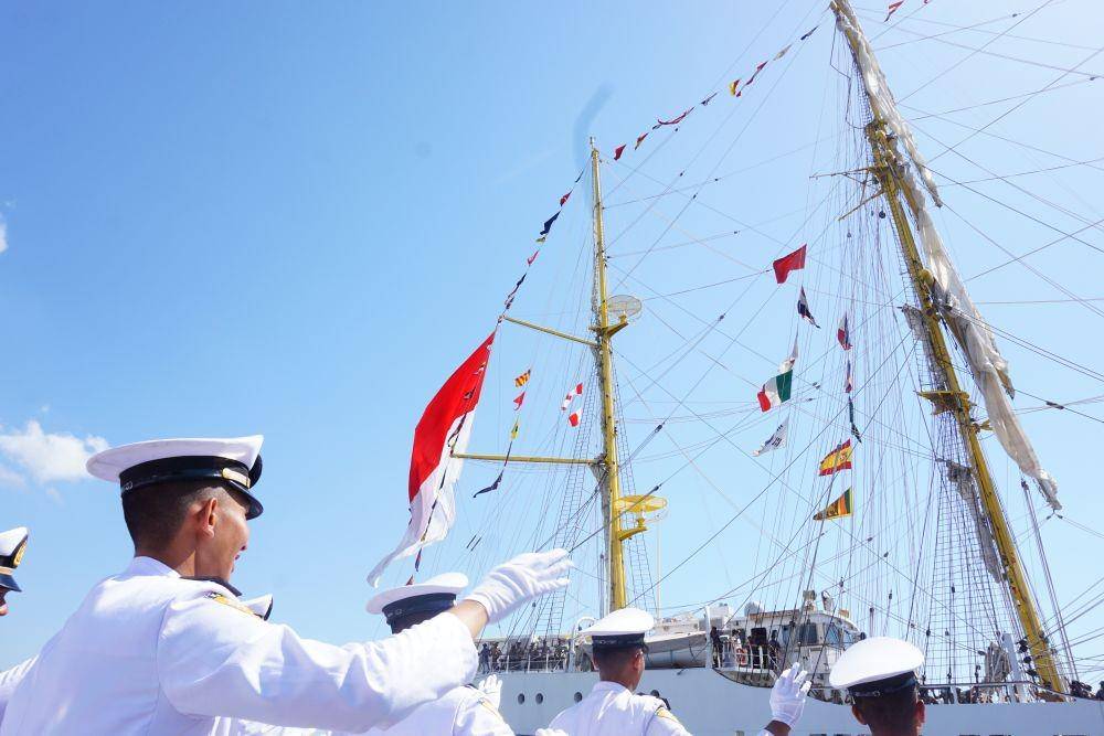 Bendera Indonesia berkibar dengan ukuran lebih besar di antara negara negara lain di KRI Bima Suci. IDN Times/Mohamad Ulil Albab