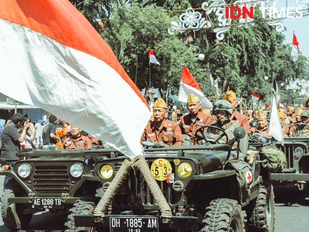 Potret Veteran perang kemerdekaan tampak menghadiri acara Parade Juang di Tugu Pahlawan