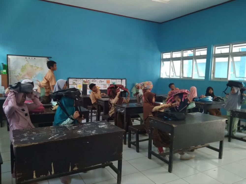 Mahasiswa KKN Tematik Tanggap Bencana UM