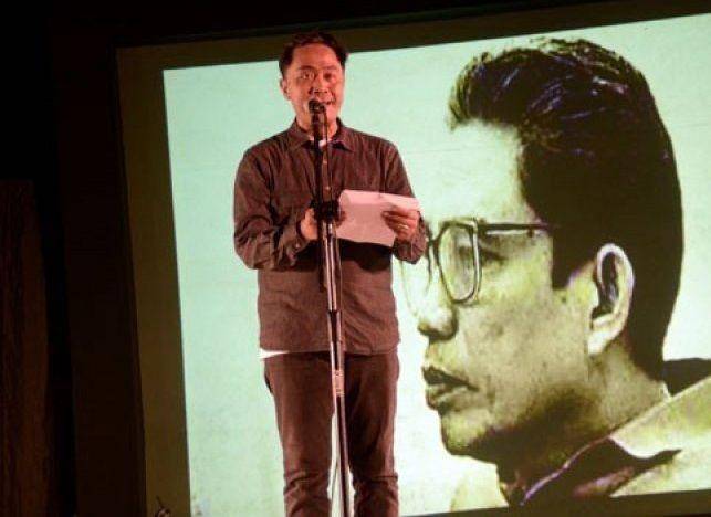(Seniman Hasimi Ibrahim membacakan cerita tentang sosok penegak hukum Baharuddin Lopa pada pembukaan kegiatan Makassar International Writers Festival 2014) ANTARA FOTO/Dewi Fajriani