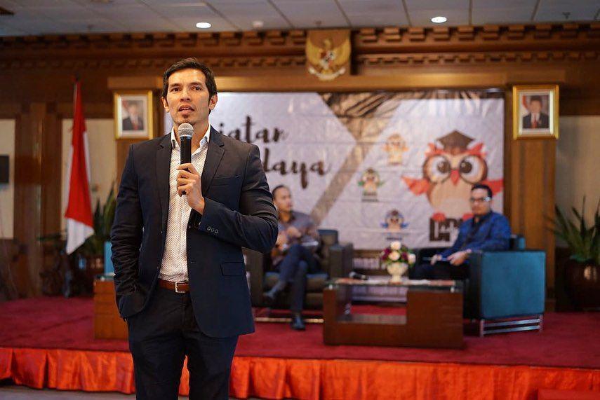 9 Potret Gagah Adrian Maulana di Usia 42 Tahun yang Awet Muda