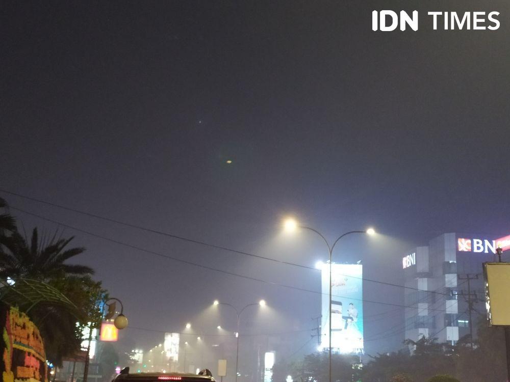Kabut asap Palembang di malam hari (IDN Times/Feny Maulia Agustin)