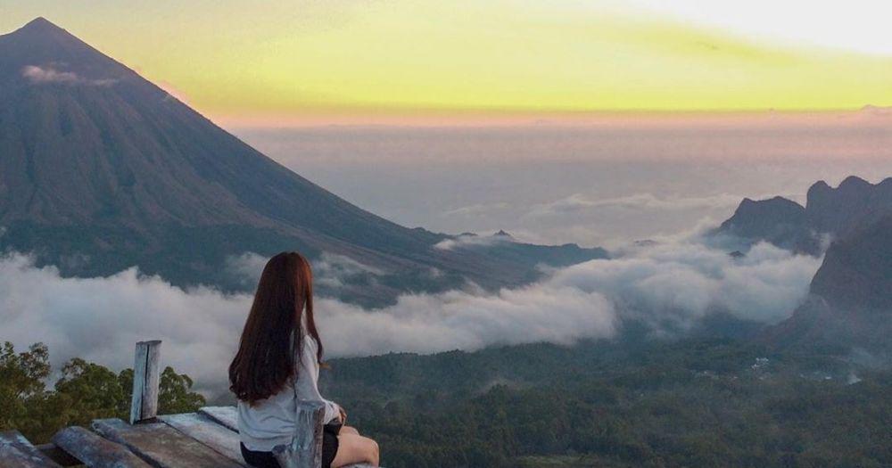 10 Pesona Eloknya View Bukit Wolobobo, Negeri Atas Awan Milik Flores