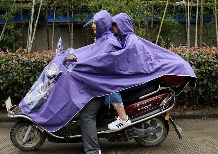 4 Alasan Jas Hujan Ponco Tidak Aman Digunakan untuk Bermotor