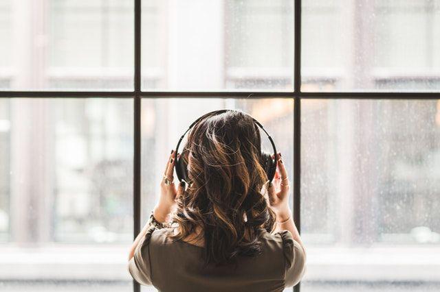 5 Manfaat Dengar Lagu Sedih yang Bisa Membuatmu Merasa Lebih Baik