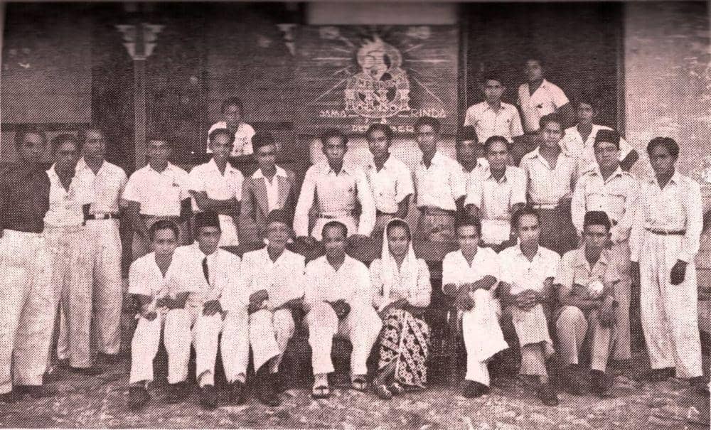 Moeis Hassan (duduk di depan, ketiga dari kanan) dalam rangka Konferensi INI ke-3 di Samarinda pada 7–8 Desember 1949 (Wikimedia.org)