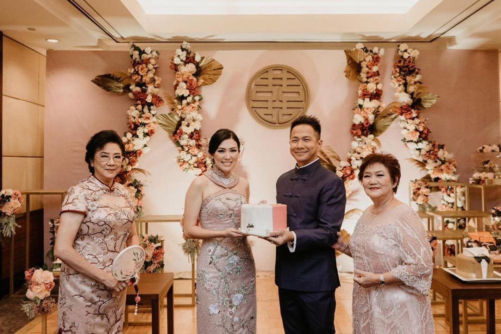 Style Istri Delon, Aida Noplie Chandra saat Prosesi Sangjit