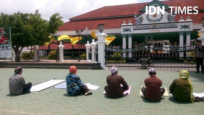 Besok akan Dugusur, 5 PKL Gelar Tapa Pepe Mengadu kepada Sultan HB X