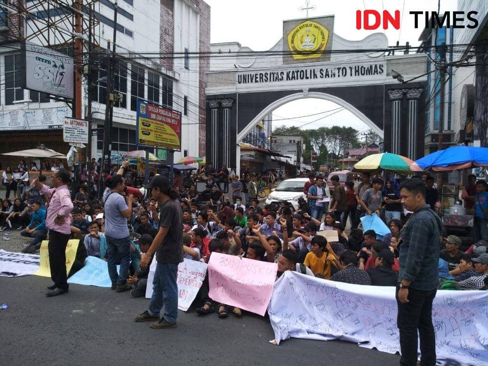 3 Orang Ditangkap, Mahasiswa Unika Unjuk Rasa di Depan Kampus