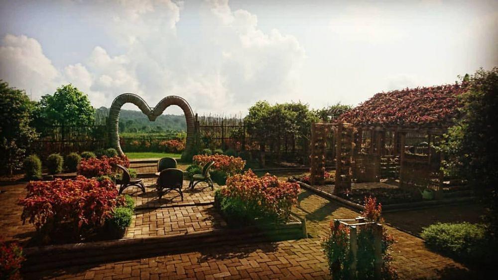 Kamu Mesti ke Sini! Ada 3 Keseruan di Saung Manglid Purwakarta