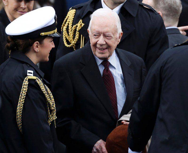 ARSIP FOTO: Mantan Presiden Amerika Serikat Jimmy Carter tiba saat upacara pelantikan Donald Trump sebagai presiden Amerika Serikat ke-45 di sayap Barat Gedung Capitol di Washington, Amerika Serikat, pada 20 Januari 2017. ANTARA FOTO/REUTERS/Carlos Barria/File Photo