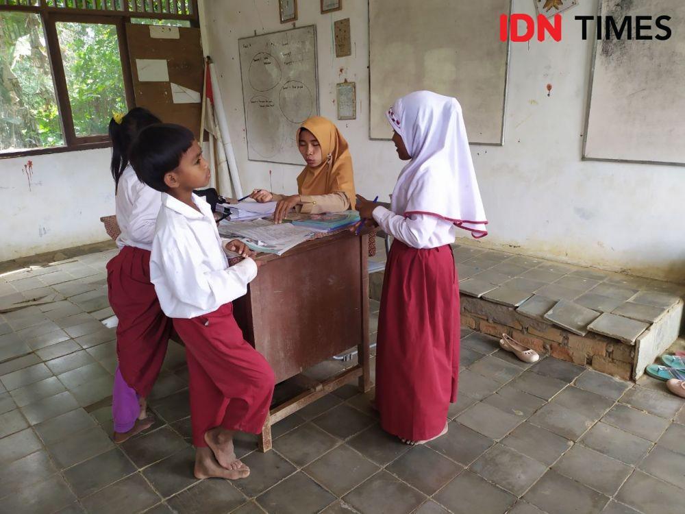 Ilustrasi - Herpina saat mengajar murid-muridnya di SD Filial 004. Letaknya di tengah hutan pinggiran Samarinda (IDN Times/Yuda Almerio)