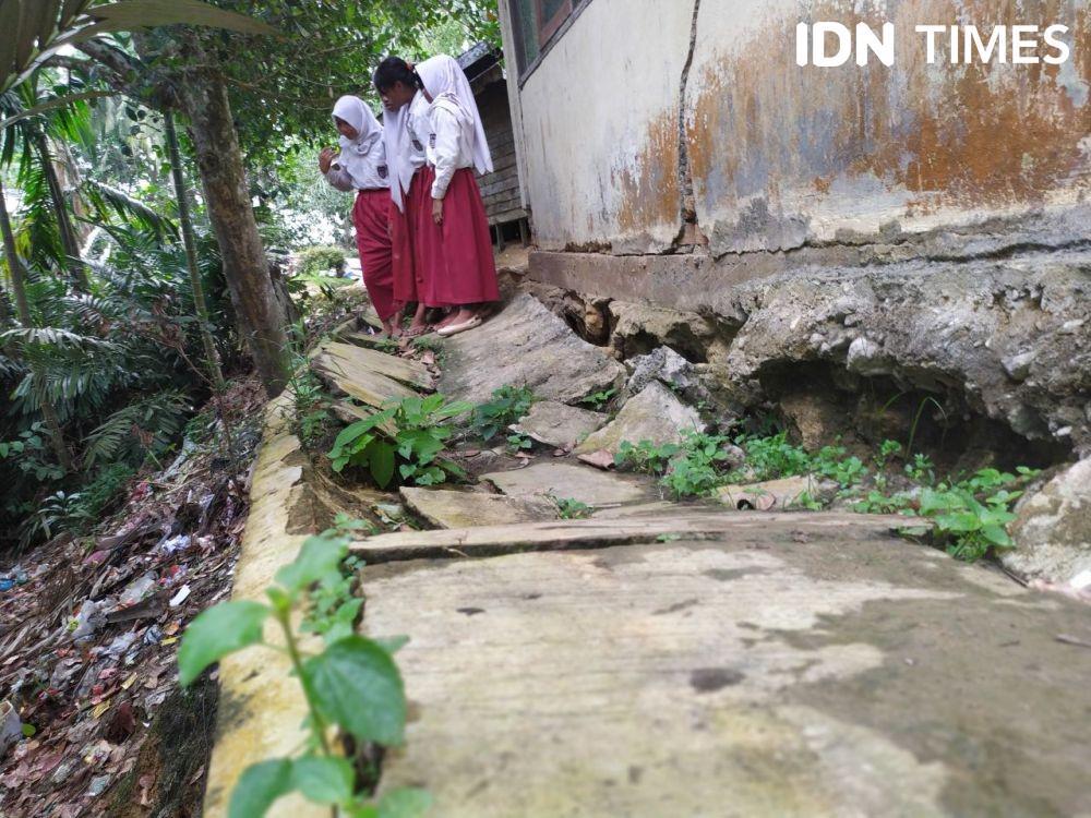 Fondasi belakang SD Filial 004 yang berada di pinggiran Samarinda di tengah hutan (IDN Time/Samarinda)