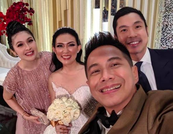 10 Potret Bahagia Resepsi Pernikahan Delon dan Aida Noplie, Ada Ahok!