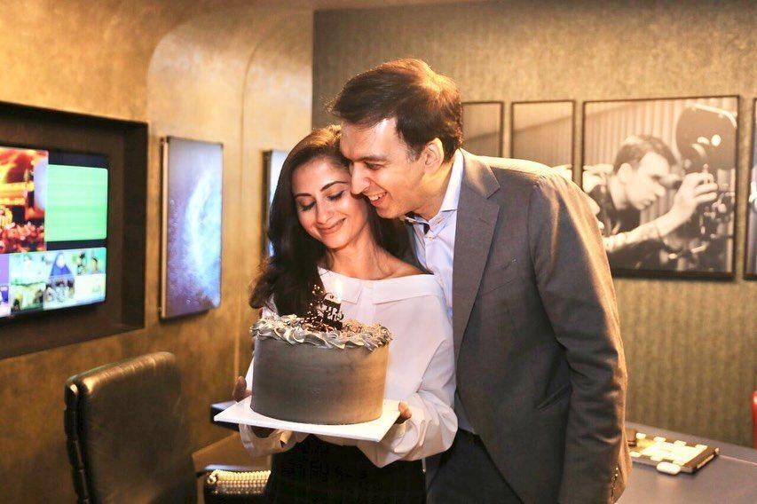 Rayakan Ultah Istri, 10 Potret Mesra Manoj Punjabi & Shania Lakhaiani