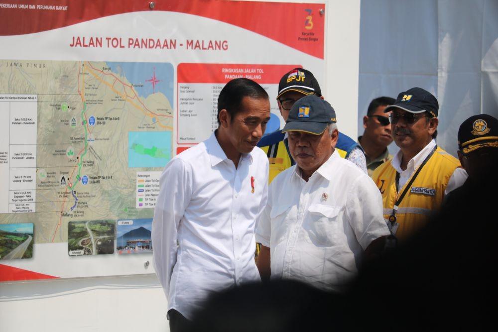 Menteri PUPR, Basuki Hadimuljono berdiskusi dengan Presiden Joko Widodo saat pembukaan tol Malang-Pandaan beberapa waktu lalu. IDN Times/ Alfi Ramadana
