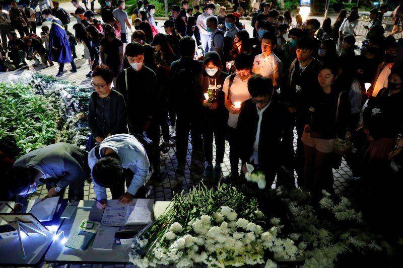 Puluhan mahasiswa meletakkan bunga sebagai penghormatan kepada Chow Tsz-lok, 22, mahasiswa yang jatuh saat aksi protes dan meninggal Jumat pagi, di Universitas Sains dan Teknologi Hong Kong, pada 8 November 2019. ANTARA FOTO/REUTERS/Tyrone Siu