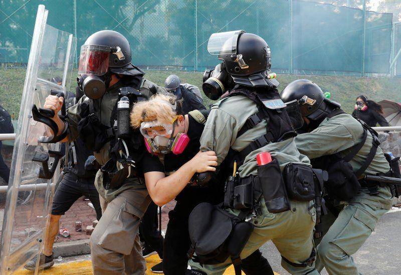 Polisi huru-hara menahan seorang pengunjuk rasa saat mereka berhadapan dengan mahasiswa di Chinese University of Hong Kong, Hong Kong, pada 12 November 2019. ANTARA FOTO/REUTERS/Tyrone Siu