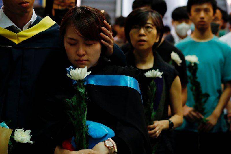 Warga membawa bunga sebagai penghormatan kepada Chow Tsz-lok, 22, mahasiswa yang jatuh saat aksi protes dan meninggal pada Jumat pagi, di Universitas Sains dan Teknologi Hong Kong, di Hong Kong, pada 8 November 2019. ANTARA FOTO/REUTERS/Tyrone Siu