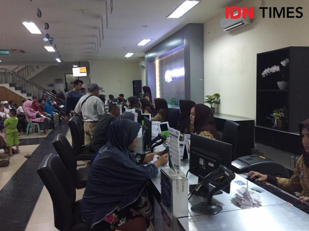 Masyarakat yang datang ke kantor BPJS Kesehatan cabang Palembang (IDN Times/Rangga Erfizal)