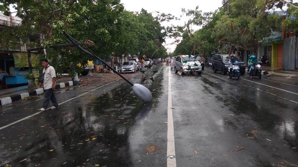 Tiang lampu penerangan jalan roboh, akibat diterjang angin kencang. IDN Times/Imron