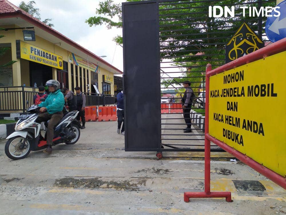 Memperkat penjagaan bagi yang hendak masuk ke Polresta Samarinda (IDN Times/Yuda Almerio)