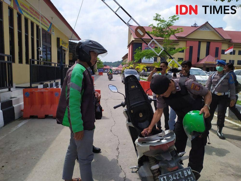 Petugas saat memeriksa ojol yang hendak masuk ke Polresta Samarinda (IDN Times/Yuda Almerio)
