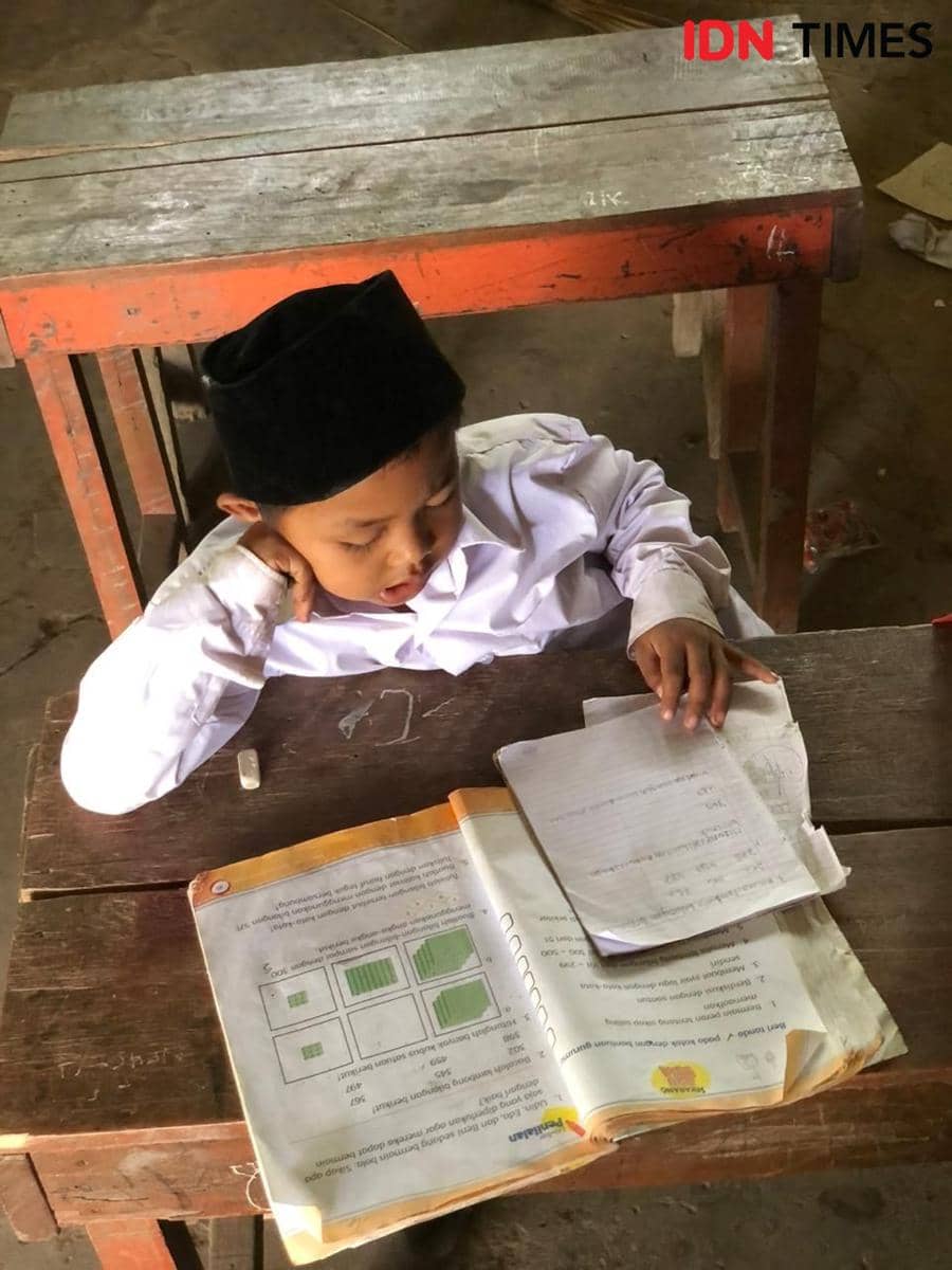 Seorang Siswa SD Filial dalam aktivitas belajar mengajar (IDN Times/Rangga Erfizal)