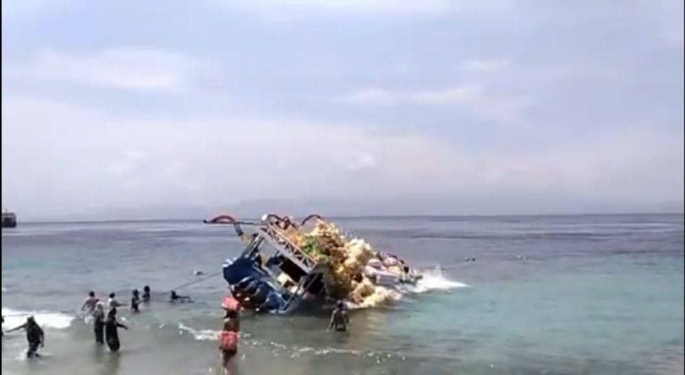 Overload, Sampan Muatan Sembako Nyaris Terbalik di Pelabuhan Mentigi