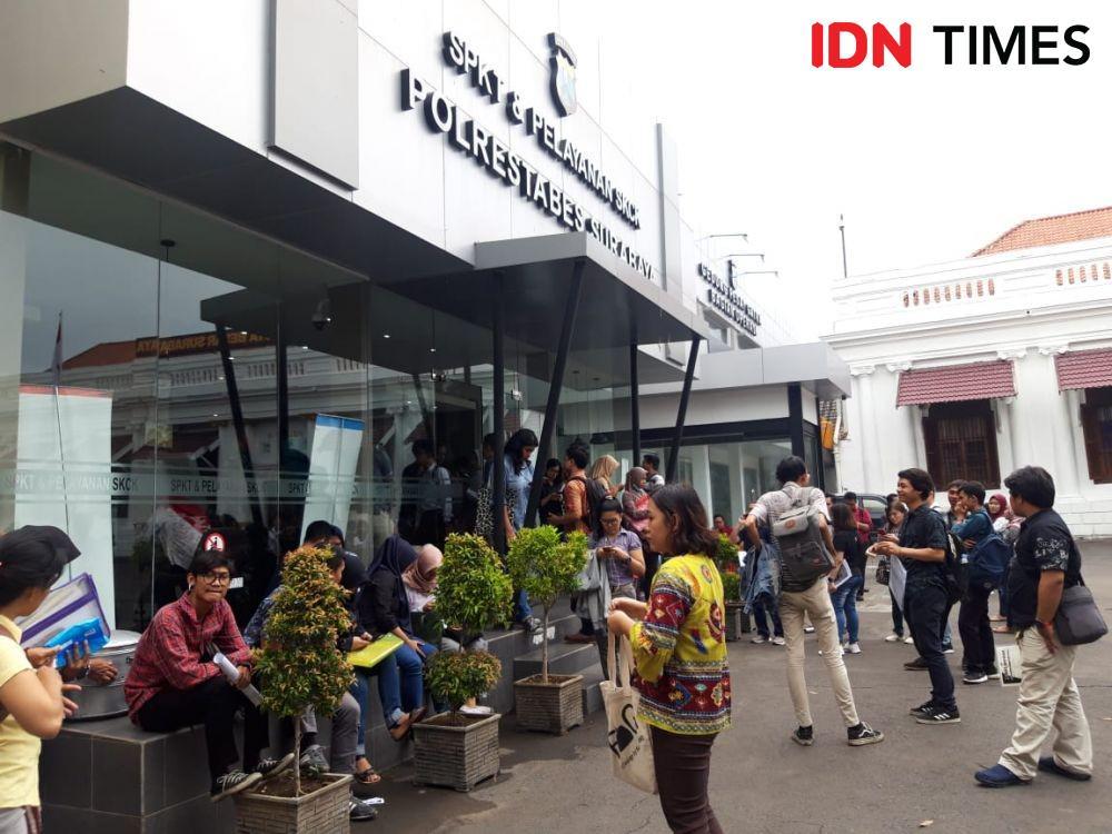 Suasana antrean pengurus SKCK di Mapolrestabes Surabaya, Rabu (13/11). IDN Times/Fitria MadiaIDN Times/Fitria Madia