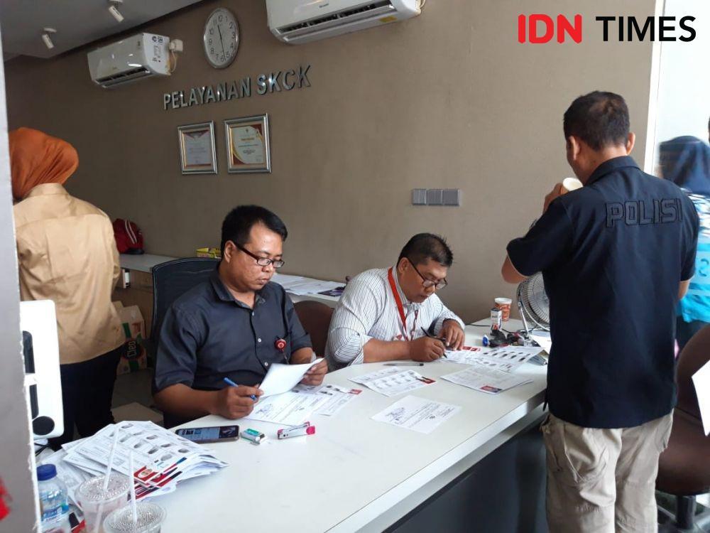 Suasana antrean pengurus SKCK di Mapolrestabes Surabaya, Rabu (13/11). IDN Times/Fitria Madia