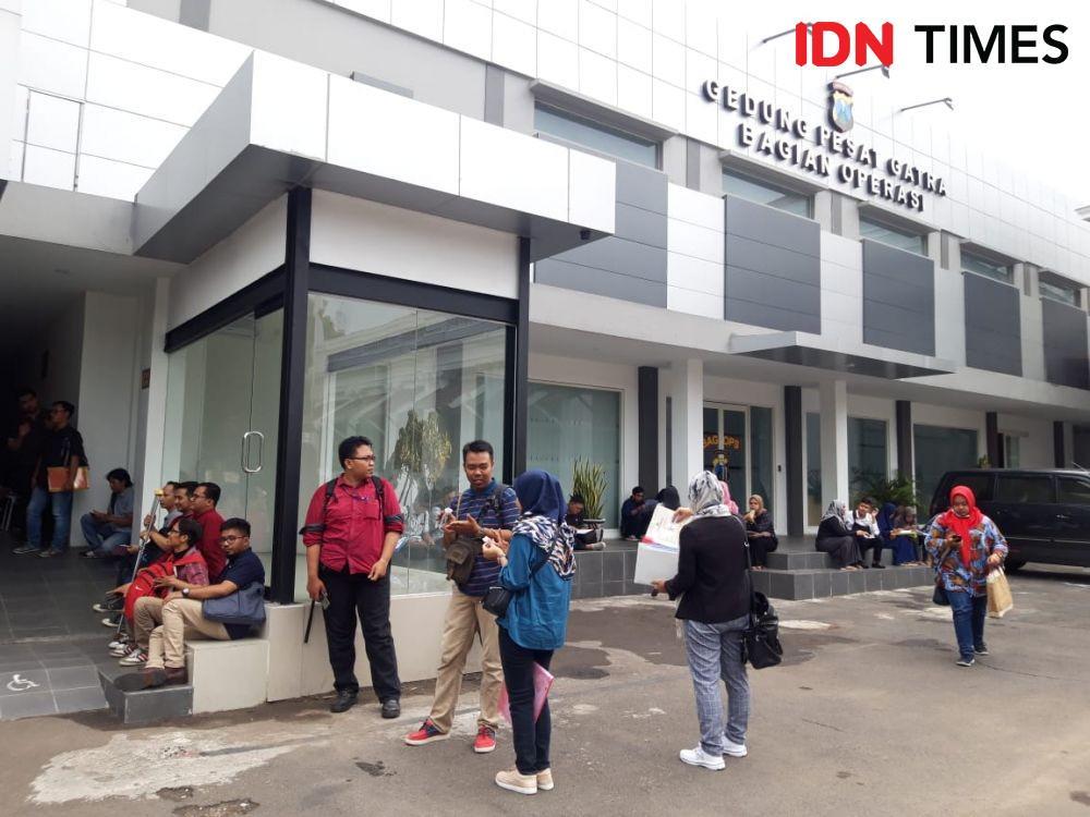 Suasana antrean pengurus SKCK di Mapolrestabes Surabaya,  Rabu (13/11). IDN Times/Fitria Madia