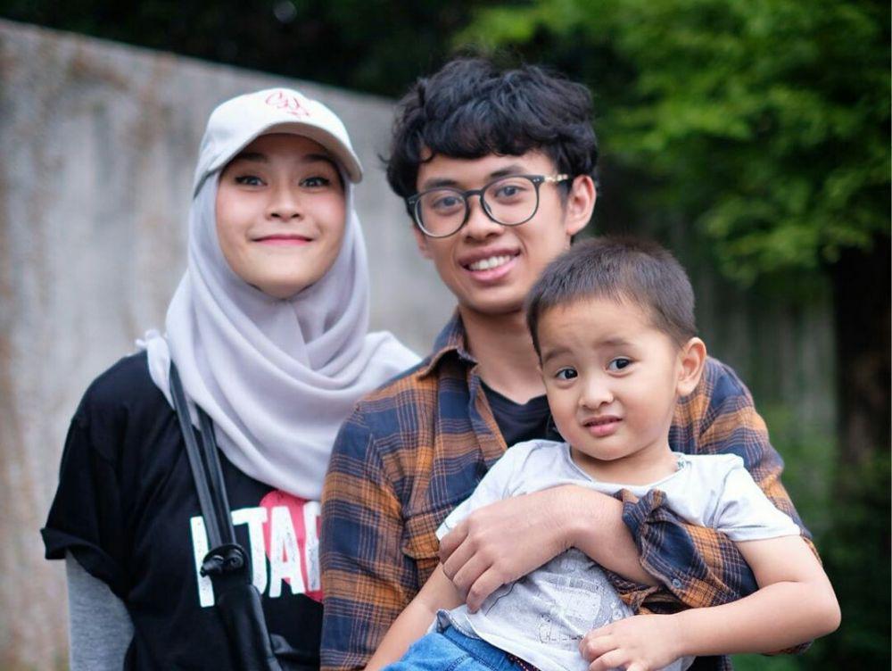 Dikira Teman Sebaya, 10 Potret Zaskia Mecca dan Anak Sambungnya
