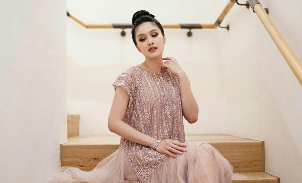 Punya Dua Anak, 11 Potret Sandra Dewi yang Tak Berubah Sejak Single!