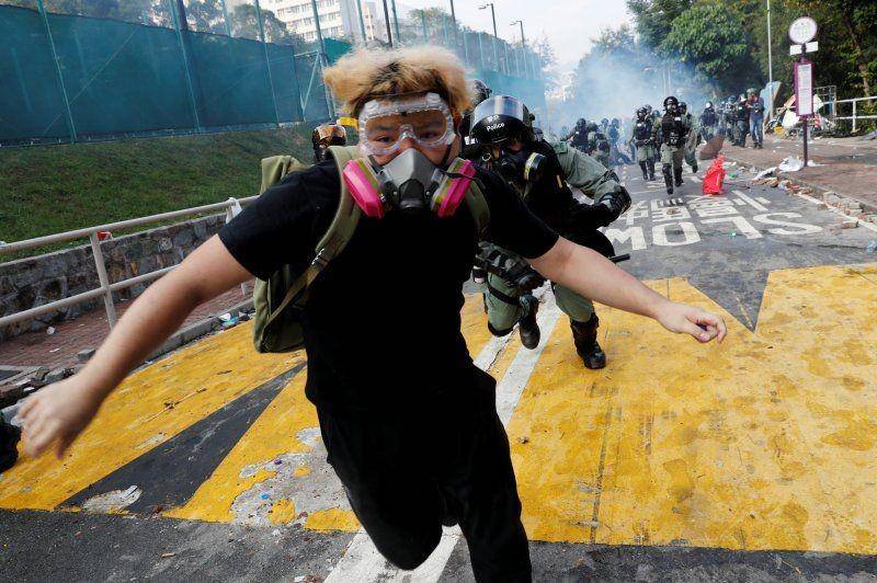 Seorang mahasiswa berlari dari polisi anti-huru-hara di Chinese University of Hong Kong, di Hong Kong, pada 12 November 2019. ANTARA FOTO/REUTERS/Tyrone Siu