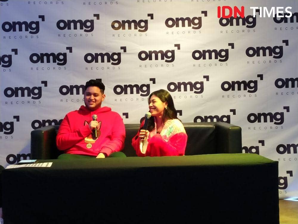 (ki-ka) JunkieMunkie dan Kamaséan dalam launching single "One Thing", di Jakarta, pada 14 November 2019. IDN Times/Nadia Umara