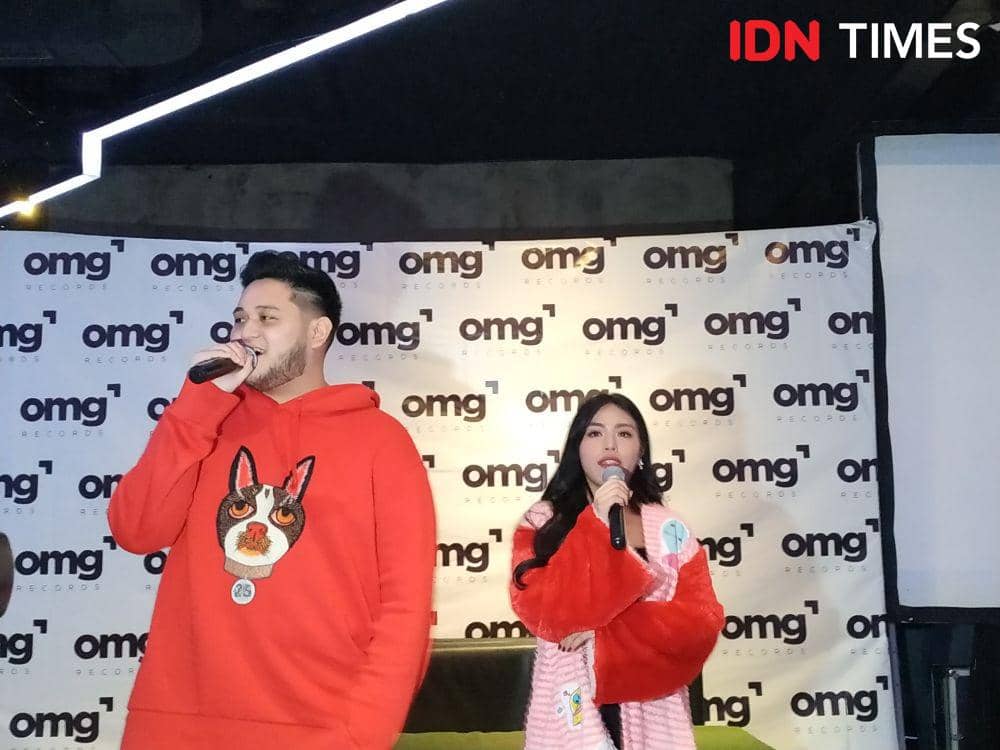 (ki-ka) JunkieMunkie dan Kamaséan dalam launching single "One Thing", di Jakarta, pada 14 November 2019. IDN Times/Nadia Umara