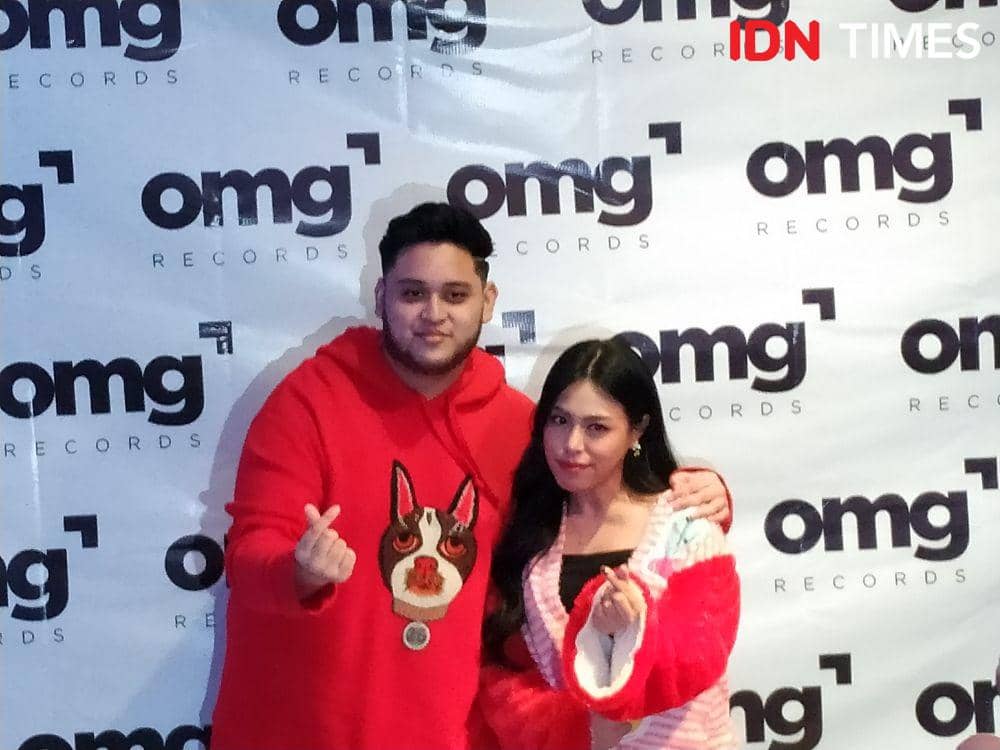 (ki-ka) JunkieMunkie dan Kamaséan dalam launching single "One Thing", di Jakarta, pada 14 November 2019. IDN Times/Nadia Umara