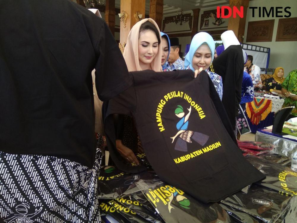 Ketua Dekranasda Jawa Timur Arumi Bachsin Elistianto Dardak sedang melihat kaus bermotif 'Kampung Pesilat' di Pendapa Ronggo Djumeno, Kabupaten Madiun. IDN Times/Nofika Dian Nugroho