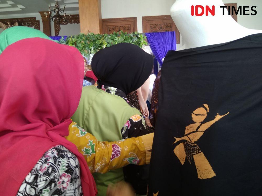 Salah satu motif batik yang mengangkat 'Kampung Pesilat' sedang dipamerkan di Pendapa Ronggo Djumeno, Kabupaten Madiun. IDN Times/Nofika Dian Nugroho