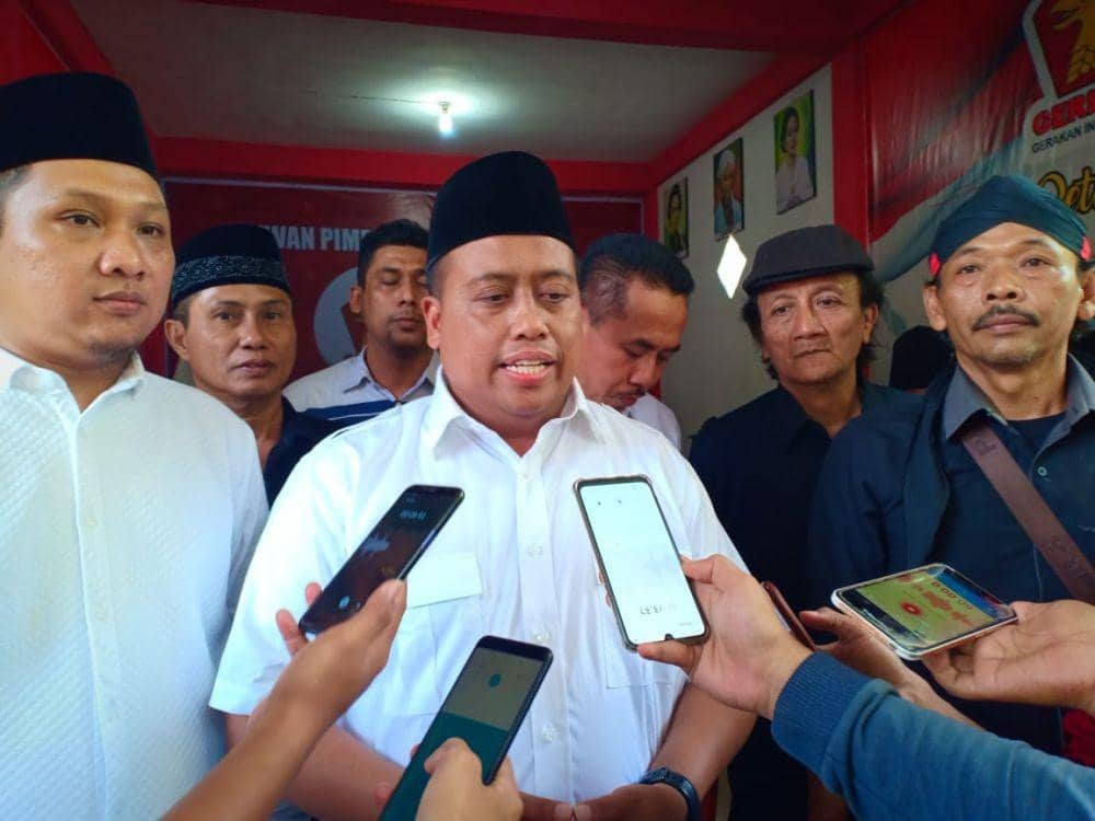 Ketua Karang Taruna Jatim, Agus Maimun, memberikan keterangan kepada wartawan usai mendaftarkan diri sebagai Bacabup Partai Gerindra. IDN Times/Imron