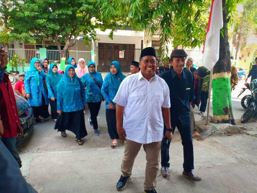 Ketua Karang Taruna Jatim, Agus Maimun, berjalan menuju kantor Partai Gerindra Tuban. IDN Times/Imron