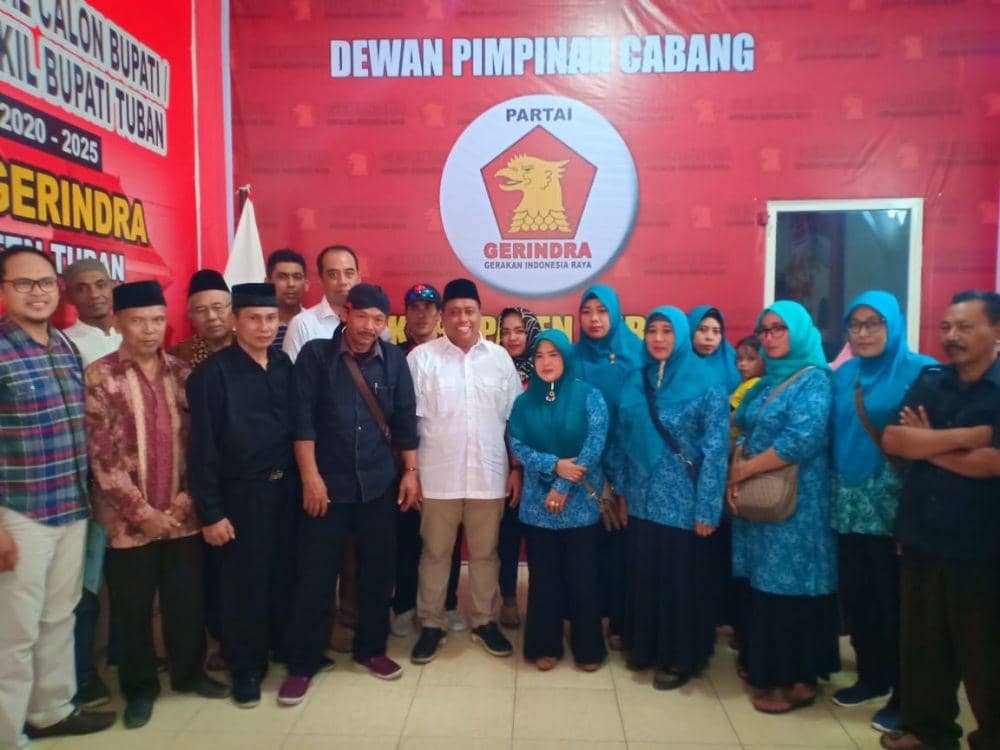 Ketua Karang Taruna Jatim, Agus Maimun berfoto bersama dengan pendukungnya di Kantor Partai Gerindra Tuban. IDN Times/Imron