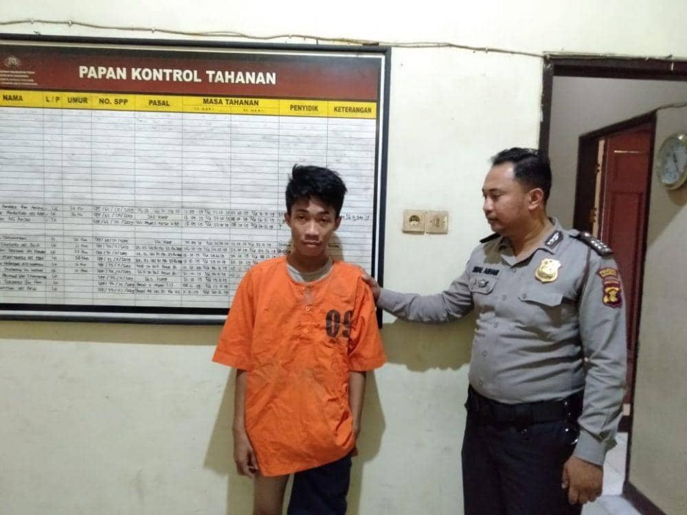 Tersangka Tebe usai jalani interogasi di Polsek Sungai Kunjang, Samarinda (Dok. Polsek Sungai Kunjang)