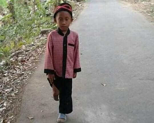Kisah Raisalman, Anak Yatim Berkaki Satu Hidup di Tengah Keterbatasan