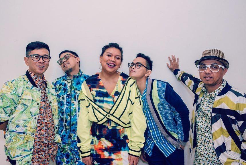 10 Potret Project Pop yang Selalu Kompak dengan Kostum Penuh Warna