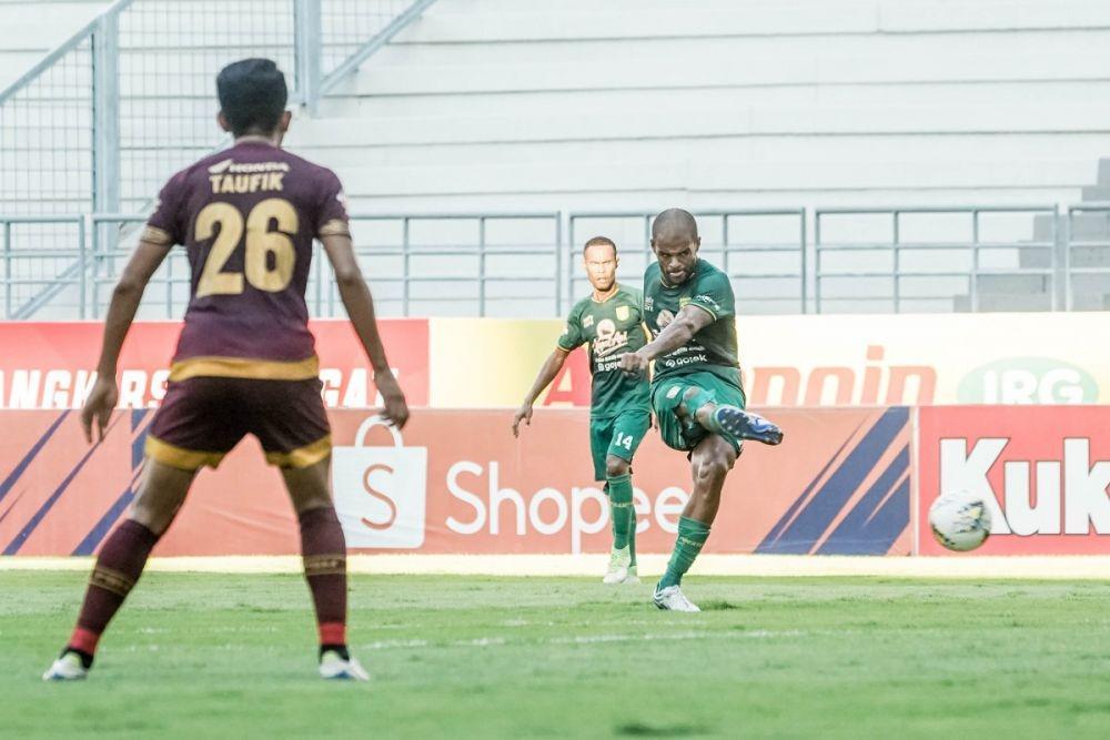 Pemain Persebaya Surabaya David da Silva saat melepas tembakan ke arah gawang PSM Makassar dalam laga tunda pekan ke-24 Liga 1 2019 di Stadion Batakan Balikpapan, 14 November 2019. (Persebaya.id)